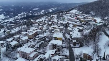 Le Bore 'un havadan görünüşü, Parma eyaletinin Apennine dağlarında yuva yapmış küçük bir İtalyan köyü, kışın taze karla kaplanmış.