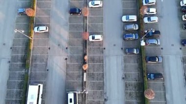 Genel bir perspektif, çeşitli araçların sergilendiği lüks bir perakende satış noktasında iyi organize edilmiş bir park alanı yakalıyor.