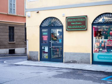 Cremona, İtalya - 24 Aralık 2025 Cozy mağaza önü büyüleyici bir şehir ortamında bitkisel ilaçlar ve parafarmasötikler sunuyor