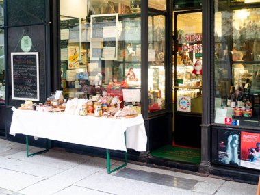 Cremona, İtalya - 24 Aralık 2025 Bayram ziyafetleri ve dekorasyonlarla dükkan vitrinleri, müşterileri rahat dükkânı keşfetmeye davet ediyor