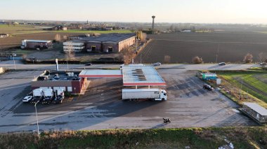 Dışarıya park etmiş bir benzin istasyonunun hava görüntüsü.