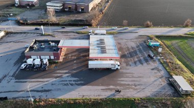 Dışarıya park etmiş bir benzin istasyonunun hava görüntüsü.