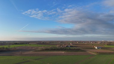 Yama alanları ve mavi gökyüzü olan sakin kırsal alan