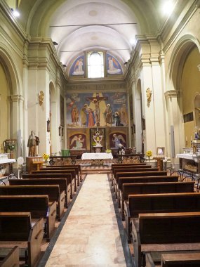 Kilise mihraba doğru uzanan dini fresklerle İncil 'deki sahneler, heykeller ve tarihi sanat eserleri tasvir ederek ibadet ve yansıma için kutsal bir atmosfer yaratıyor.