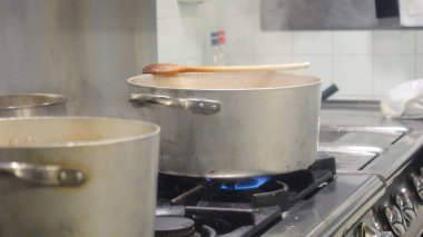 Tilapia 'nın tüm başları ve yüzgeçleri paslanmaz çelik bir saksıda büyük karideslerle birlikte pişti. Deniz ürünleri, bitkiler ve aromatiklerden uzun süre aromalar elde edildi.