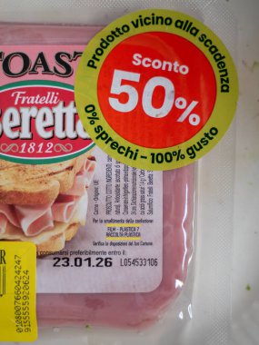 Roma, İtalya - 21 Ocak 2026 Dilimlenmiş jambon paketinde belirgin bir sarı etiket, yaklaşan son kullanma tarihi nedeniyle% 50 'lik bir indirime işaret ederek, atıkların azaltılması öngörülüyor