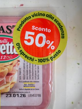Roma, İtalya - 21 Ocak 2026 Sarı etiket, gıda ürünlerinde son kullanma tarihine yakın bir tarihte% 50 'lik bir indirime işaret ederek atıkların azaltılmasını teşvik ediyor