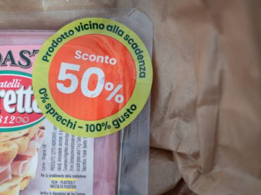 Romanlar, İtalya - 21 Ocak 2026 Bir gıda paketindeki sarı etiket, son kullanma tarihlerine yakın ürünlerde% 50 'lik bir indirime işaret ederek atıkların azaltılmasını teşvik ediyor