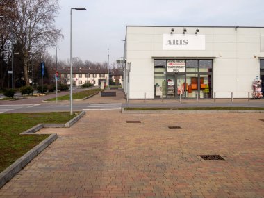 Cremona, İtalya 8 Ocak 2026 ARIS marka markasının yer aldığı çağdaş bir ticari bina ve Cremona, İtalya 'da' SIAMO APERTİ INGRESSO DI LATO 'tabelasını gösteren bir giriş