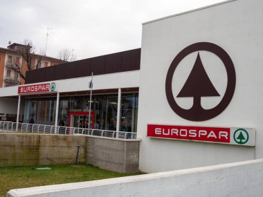 Cremona, İtalya 9 Ocak 2026 Eurospar süpermarket binası girişi ve büyük şirket logosu. Perakende, ticaret ve alışveriş temsilcisiyim.