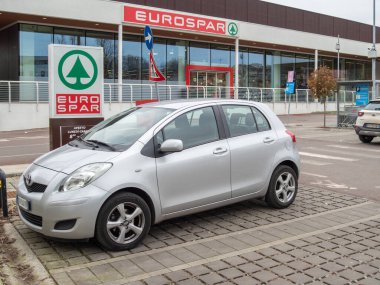 Cremona, İtalya 9 Ocak 2026 Toyota Yaris, Avrupa 'daki tipik bir market sahnesi ve modern tüketici yaşam tarzını resmeden Eurospar süpermarketinin önüne park etmiş.