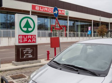 Cremona, İtalya 9 Ocak 2026 Eurospar süpermarket binası. Önü belirgin markalaşma, logo ve bulutlu bir günde açılış saatlerini gösteren bir tabela.