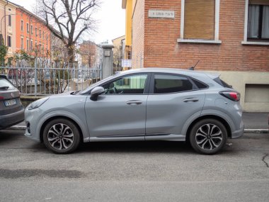 Cremona, İtalya 9 Ocak 2026 Ford Puma ST Line kompakt SUV Avrupa kentsel caddesinde park halinde, modern tasarım günlük gidip gelme, çağdaş mimari ve şehir hareketliliğini harmanlıyor.