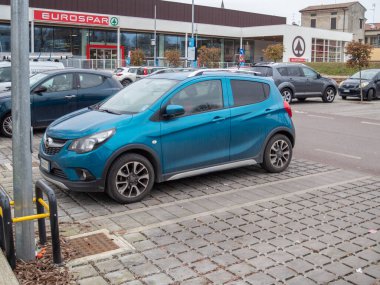 Cremona, İtalya 9 Ocak 2026 Mavi Opel Karl Rocks hatchback Eurospar 'ın yanındaki kaldırımlı bir süpermarket otoparkına park etti.