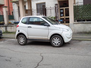 Cremona, İtalya 9 Ocak 2026 Aixam City mikroarabası küçük araç ulaşımını, şehir hareketliliğini ve çevresel yaşamı sembolize ediyor.