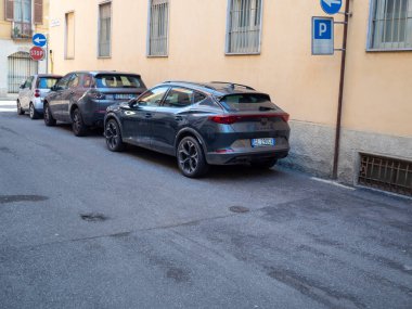 Cremona, İtalya 9 Ocak 2026 Cupra Formentor 2020 model. Manyetik teknoloji grisi bir caddeye park edilmiş. Şehir içi sürüş için kompakt bir kesişim noktası.