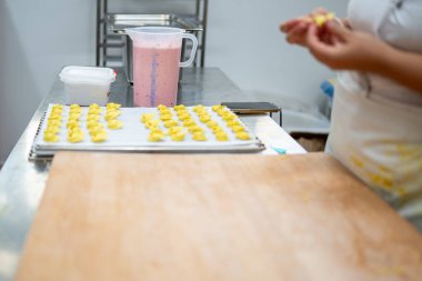 Bir kadının elleri dikkatlice taze tortelli şekillendirir. Klasik İtalyan makarnası. Mutfak ortamında yerel malzemeler kullanılır.