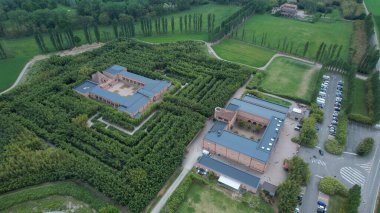 Bir hava perspektifi İtalya 'nın Fontanellato kentindeki Labirinto La Masone' daki mimari yapıları çevreleyen geniş bambu labirentini sergiliyor.