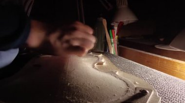 Kemancı titizlikle Cremona 'daki geleneksel bir atölyede ahşap oyuyor.