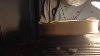 İtalya, Cremona 'da keman yapımı: yeni bir enstrümanı şekillendiren zanaatkar