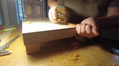 Cremona 'daki kemancı özel bir aletle ahşabı titizlikle şekillendiriyor.