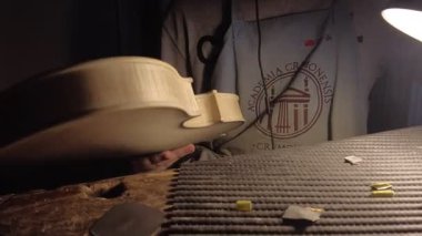 Cremona, İtalya 'da keman yapımı: enstrüman için çiğ odun şekillendiren çırak