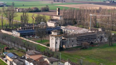 Casatico, Mantua, Lombardy, İtalya 'da tarihi bir mülk olan Corte Castiglione' nin yenilenme sürecindeki hava manzarası