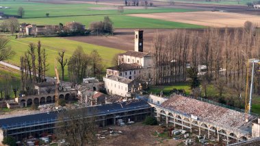 Corte Castiglione 'nin restorasyonunun havadan görüntüsü, İtalya' nın Lombardy şehrinde tarihi bir mülk, Baldassarre Castiglione 'nin doğduğu yer olarak bilinir.