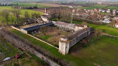 İtalya 'nın Lombardiya bölgesinde restore edilen tarihi bir mülk olan Corte Castiglione' nin hava manzarası
