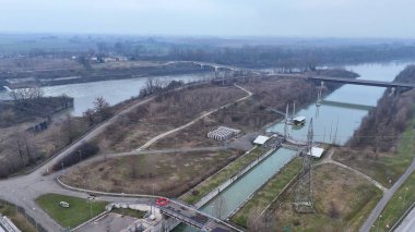 Po Nehri üzerindeki Isola Serafini baraj kompleksinin hava manzarası, navigasyon kilitleri, köprüler ve elektrik altyapısının yer aldığı