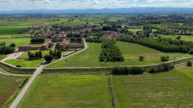 Procaccini kalesi ve Chignolo Po köyü ve bereketli Po Vadisi, ortaçağ mimarisini tarla, sulama kanalları ve ağaç kaplı yollarla harmanlıyor.