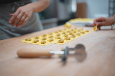 Ev yapımı makarna hamuru ravioli için küçük porsiyonlarla hazırlanıyor.