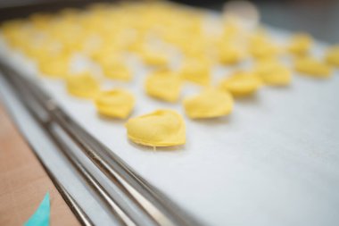 Pişirme tepsisine yerleştirilmiş taze kalp şeklinde makarna hamuru.