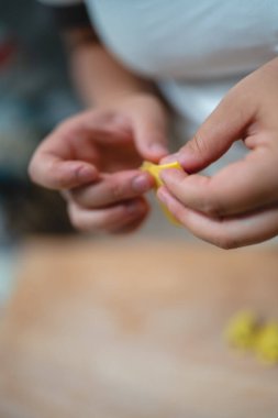 Ellerinizi dikkatlice katlayıp hamur köftesi veya makarna yapın.