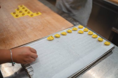 Kurutmak ya da pişirmek için fırında pişirilmiş taze tortellini makarna.