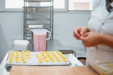 Şef, profesyonel bir mutfak ortamında taze tortellini makarnası hazırlıyor.