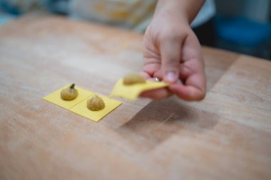 Ev yapımı makarna hamuru ravioli ya da tortellini için hazırlanıyor.
