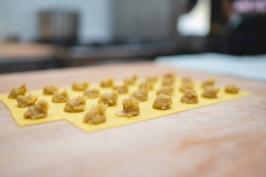 Taze ev yapımı ravioli, sarı makarna hamuru ile hazırlanıyor.