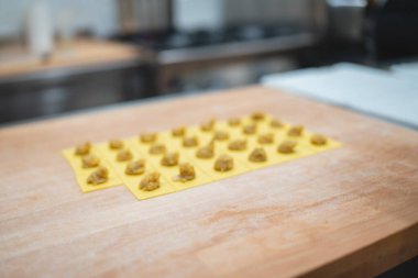 Makarna tepsisine yeni yapılmış ravioli doldurulmuş. Yemek için hazır.