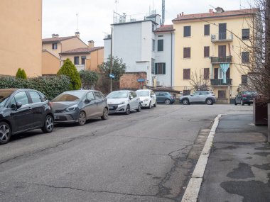 Cremona, İtalya 6 Şubat 2026 Şehir Caddesi park halindeki bir dizi araba ve hareketli şehir hayatının özünü yakalayan karmaşık mimari özelliklerle dolu.