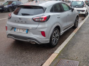 Cremona, İtalya 6 Şubat 2026 Ford Puma gri kompakt arazi aracı şehir sokağında park halinde, arka ve yan profiller, modern şehir tasarımı ve ayrıntıları gösteriliyor.