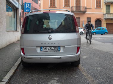Cremona, İtalya 6 Şubat 2026 Silver Renault Espace IV minivan, Milano 'da ıslak bir caddeye park edilmiştir. Bu resim tipik bir şehir taşıma sahnesini yakalar