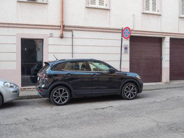 Cremona, İtalya 6 Şubat 2026 Black Volkswagen T Cross kompakt SUV modern otomotiv tasarımı ve kentsel hareketlilik sergiliyor.