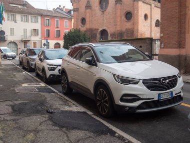 Cremona, İtalya 6 Şubat 2026 Opel Grandland X, beyaz bir SUV, şehir caddesinde park halinde, kentsel ulaşım ve modern Avrupa mimarisini yansıtıyor.