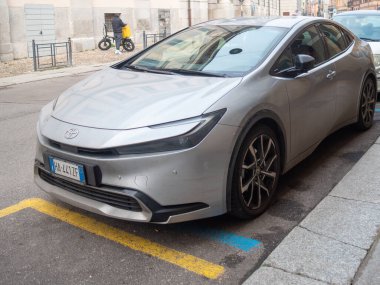 Cremona, İtalya 6 Şubat 2026 Toyota Prius XW60 gümüş hibrit elektrikli araç, yakıt verimliliği ve çevre taşımacılığını temsil ediyor.