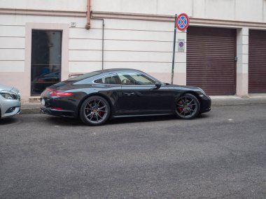 Cremona, İtalya 6 Şubat 2026 Porsche 911 Carrera 991 siyah lüks spor coupe, şık Alman tasarımı güç ve zarafet gösteriyor.