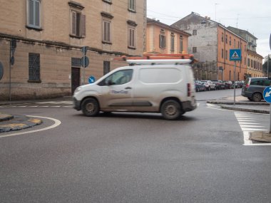 Cremona, İtalya 6 Şubat 2026 Beyaz Peugeot Partner servis minibüsü bir şehir caddesinde hızla sürüyor, şehir merkezinde hız ve hareketi vurguluyor