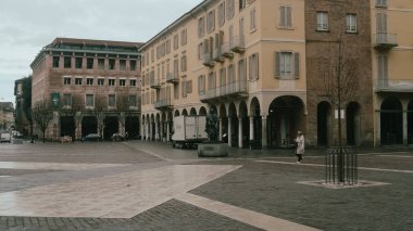 Cremona, İtalya 6 Şubat 2026 Cremona şehir meydanında Antonio Stradivari anıtı ve çıplak ağaçlarla çevrili tarihi Rönesans mimarisi yer alıyor.