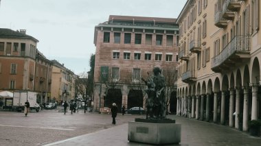 Cremona, İtalya 6 Şubat 2026 Antonio Stradivari heykeli Cremona, Lombardy, İtalya 'da genç bir çırak ile birlikte kışın kentin zengin müzik mirasını sergilemektedir.