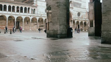 Cremona, İtalya 6 Şubat 2026 Turistler ve yerliler ortaçağ Torrazzo ve katedral cephelerinin altındaki Cremonas Piazza del Comune 'de geziniyorlar.